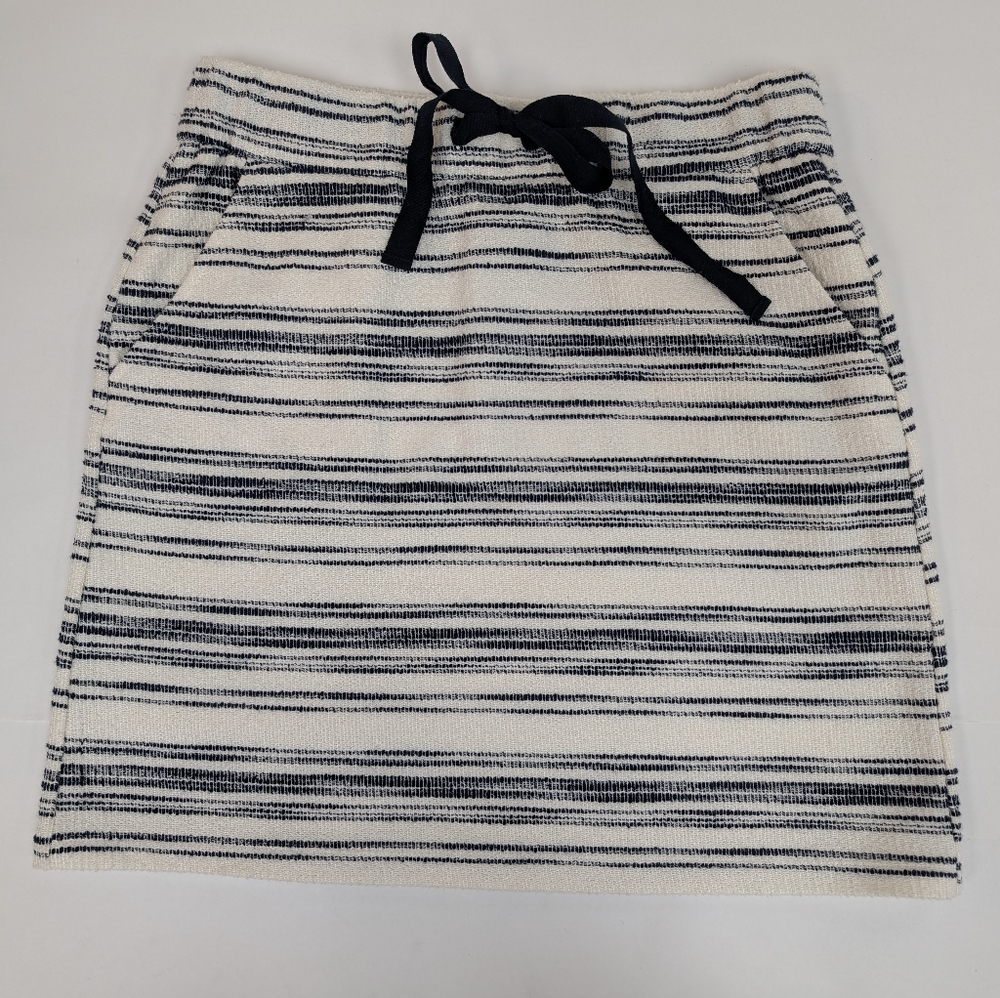 Loft Striped Black and White Women's pull on textured skirt, pockets small [48]